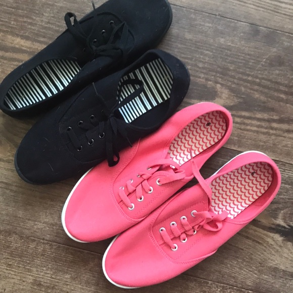 To size 9 pair of  basic  sneakers - Picture 4 of 7